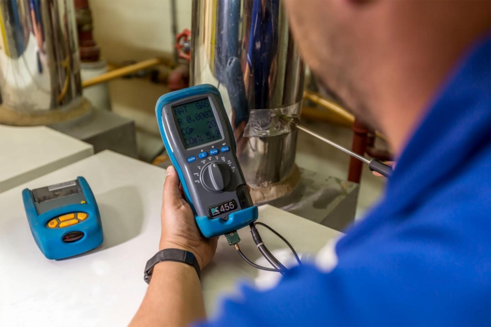 Команда специалистов Quickora за работой над образовательными материалами по безопасности газовой отрасли